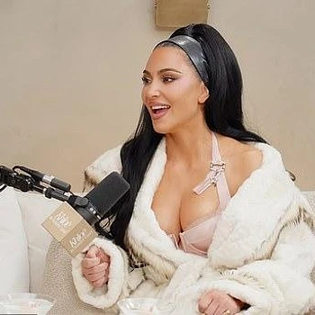 Старшая дочь Ким Кардашьян не посещает обычную школу, а получает домашнее образование в своем особняке в Хидден-Хиллс, Калифорния