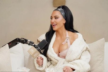 Старшая дочь Ким Кардашьян не посещает обычную школу, а получает домашнее образование в своем особняке в Хидден-Хиллс, Калифорния