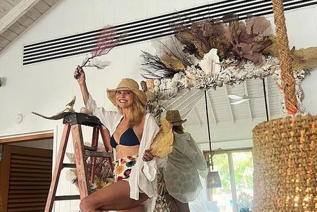 Кристи Бринкли украсила свой дом в откровенном наряде, о чем сообщила в среду в Instagram