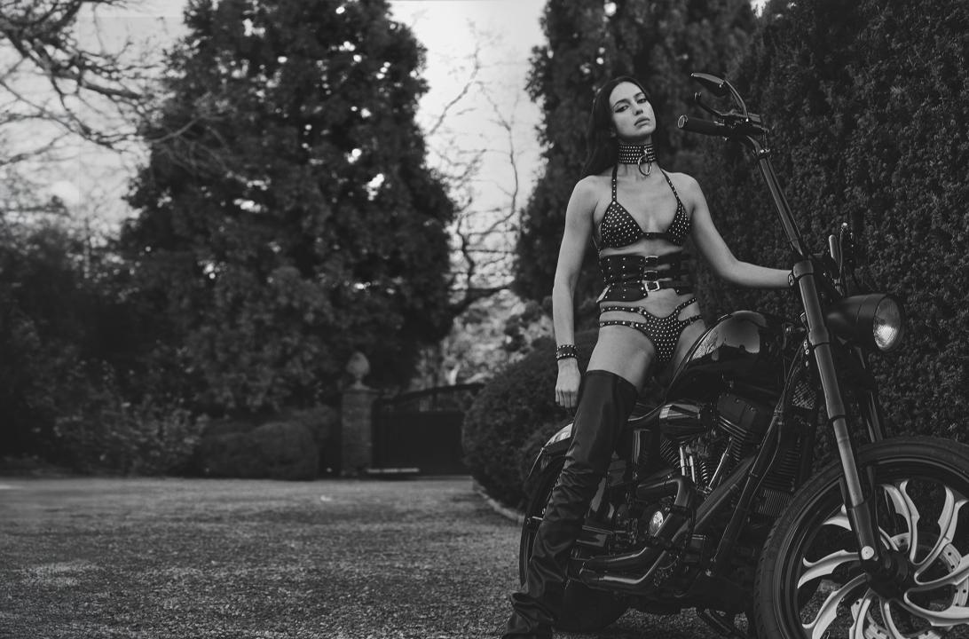 Ирина Шейк: Два десятилетия в модельной карьере — от обесцвеченных бровей до обесцвеченных волос