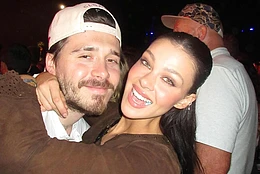 После провальной свадьбы Бруклина Бекхэма и Николы Пельтц, иск, поданный уволенными свадебными организаторами, обнаружил явный разлад в отношениях клана Пельтц с Викторией Бекхэм