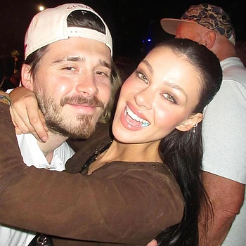 После провальной свадьбы Бруклина Бекхэма и Николы Пельтц, иск, поданный уволенными свадебными организаторами, обнаружил явный разлад в отношениях клана Пельтц с Викторией Бекхэм