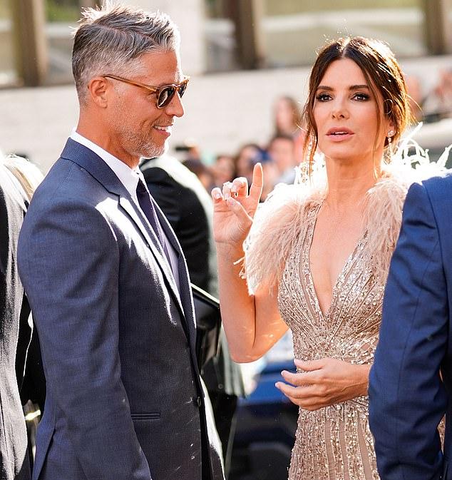 Сандра Буллок совершила редкий выход в свет в Лос-Анджелесе в пятницу, после того как некоторое время оставалась вне внимания общественности