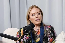 Пэтси Кенсит продает бриллиантовые серьги от Лиама Галлахера