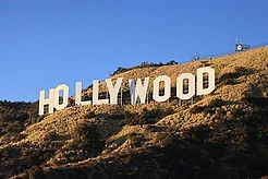 Последняя рекламная акция Сидни Суини, как сообщается, привела ее в сомнительное правовое поле после того, как актриса, предположительно, развесила бюстгальтеры на знаменитой надписи Hollywood в рамках кампании нижнего белья