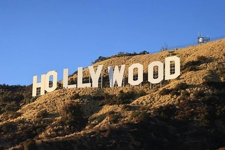 Последняя рекламная акция Сидни Суини, как сообщается, привела ее в сомнительное правовое поле после того, как актриса, предположительно, развесила бюстгальтеры на знаменитой надписи Hollywood в рамках кампании нижнего белья