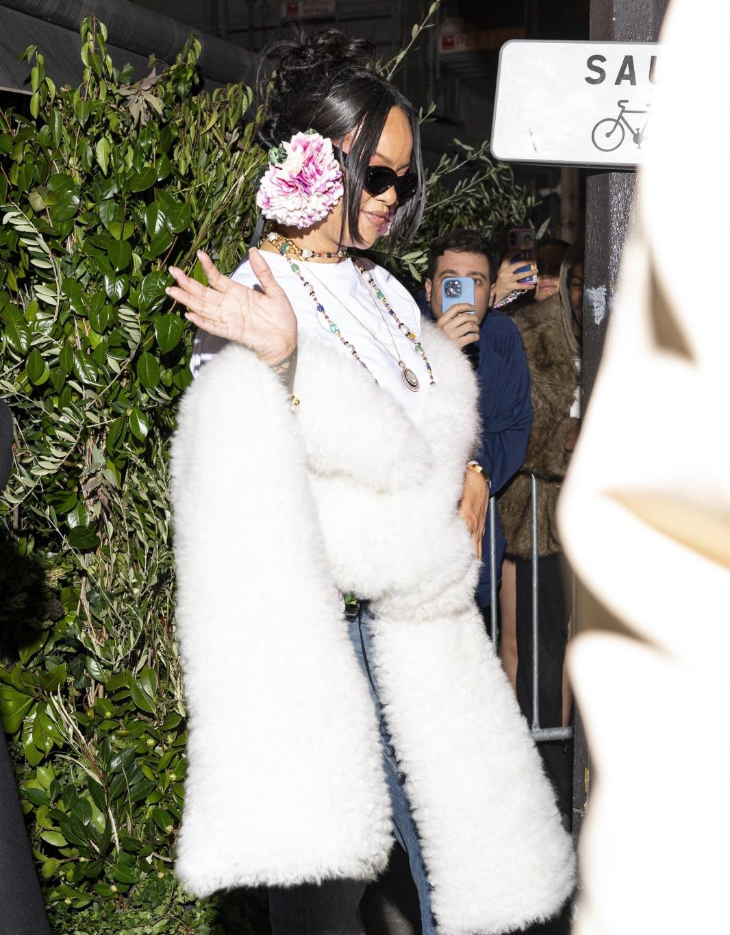 Рианна позаимствовала цветочный головной убор прямо с показа Dior