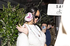 Рианна позаимствовала цветочный головной убор прямо с показа Dior