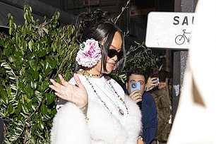 Рианна позаимствовала цветочный головной убор прямо с показа Dior