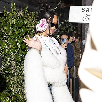 Рианна позаимствовала цветочный головной убор прямо с показа Dior