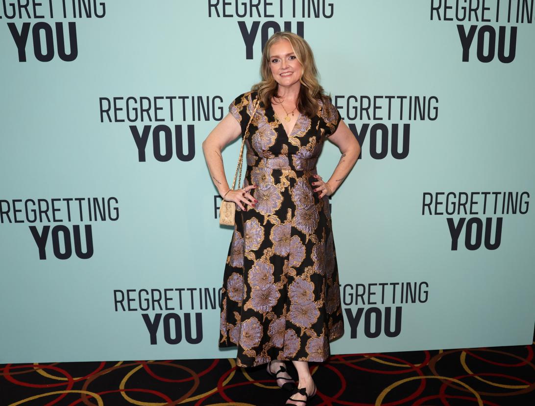 Женщина отступает