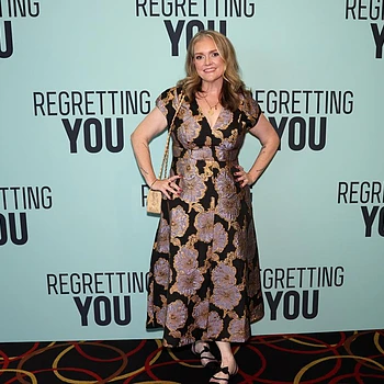 Женщина отступает