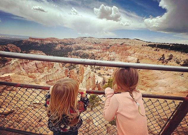 Патрик Дж. Адамс и звезда «Милых обманщиц» Тройэн Беллисарио официально стали семьей из пяти человек