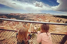 Патрик Дж. Адамс и звезда «Милых обманщиц» Тройэн Беллисарио официально стали семьей из пяти человек