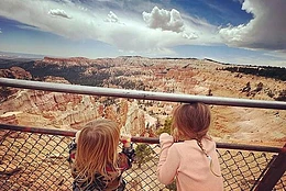 Патрик Дж. Адамс и звезда «Милых обманщиц» Тройэн Беллисарио официально стали семьей из пяти человек