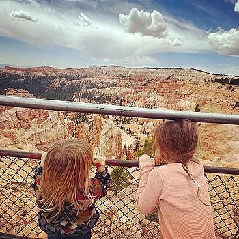 Патрик Дж. Адамс и звезда «Милых обманщиц» Тройэн Беллисарио официально стали семьей из пяти человек