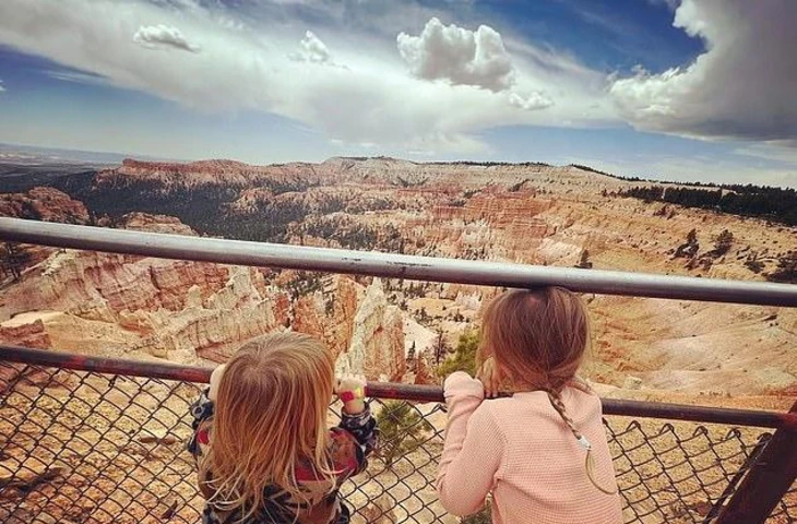 Патрик Дж. Адамс и звезда «Милых обманщиц» Тройэн Беллисарио официально стали семьей из пяти человек