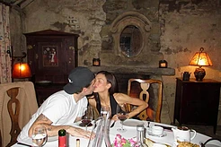 Неоспоримо, что Никола Пельтц — дочь инвестора-миллиардера Нельсона Пельтца и бывшей модели Клаудии Хеффнер Пельтц — ведет исключительно роскошный образ жизни