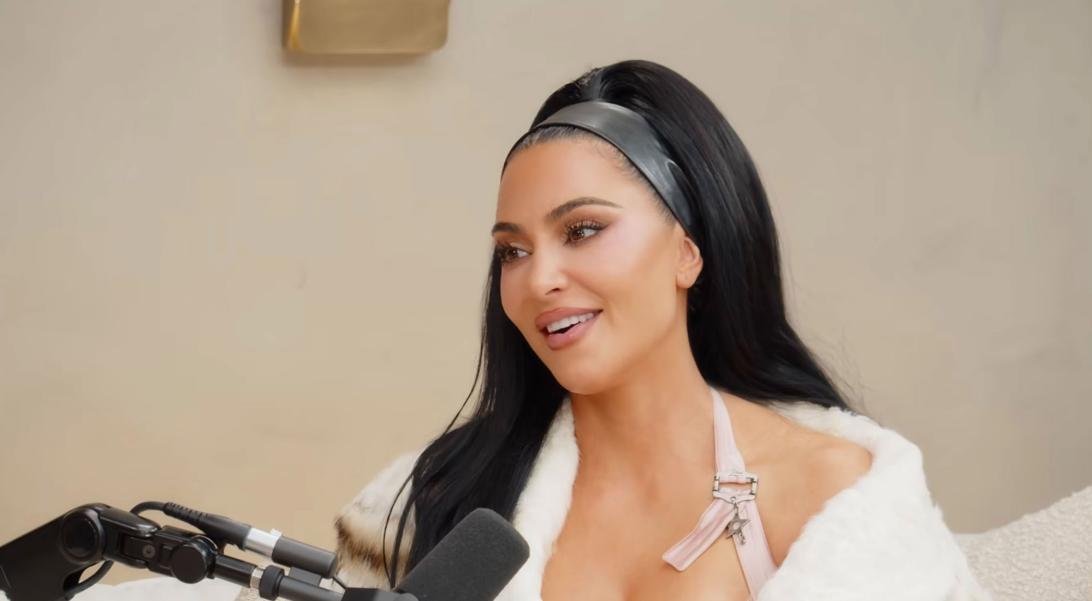 Ким Кардашьян поделилась подробностями «весёлой ночёвки» с поп-звездой Бритни Спирс в выпуске подкаста своей сестры Хлои Кардашьян «Khloé In Wonder Land» в среду