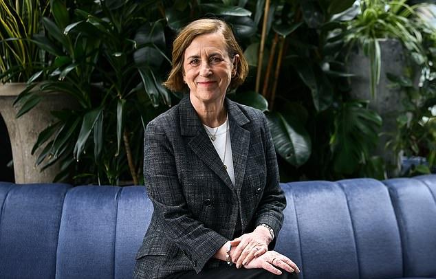 Наделенный поистине внушительными размерами, сравнимыми с амбарной дверью старинного поместья, покойный 8-й граф Кэдоган был заметной фигурой – не только из-за его широкой комплекции и роста в 198 см, но и потому, что он никогда не стеснялся выражать свои резкие мнения, демонстрируя великолепное равнодушие к тому, что могли подумать другие