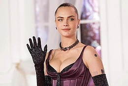 Кара Делевинь поразила всех своим смелым нарядом в фиолетовом корсете, поддержав свою лучшую подругу Марго Робби на мировой премьере «Грозового перевала» в Лос-Анджелесе в среду вечером