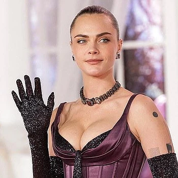 Кара Делевинь поразила всех своим смелым нарядом в фиолетовом корсете, поддержав свою лучшую подругу Марго Робби на мировой премьере «Грозового перевала» в Лос-Анджелесе в среду вечером