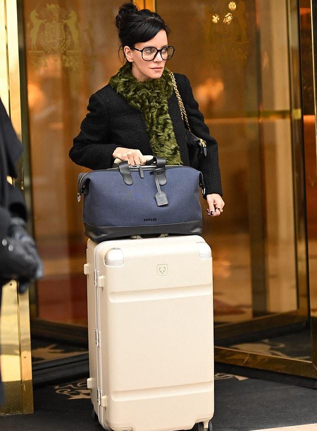 Лили Аллен продемонстрировала в Париже в четверг свою новую сумку Hermès Birkin за £11,000, рассказав, что сейчас проходит терапию для борьбы с шопоголизмом