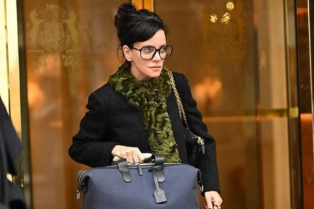 Лили Аллен продемонстрировала новую сумку Hermès Birkin, рассказав, что сейчас проходит терапию для борьбы с шопоголизмом
