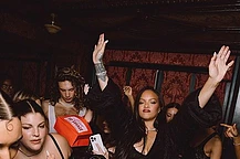 Рианна устроила грандиозную вечеринку в Париже, празднуя свою коллекцию Love So Savage на Неделе моды