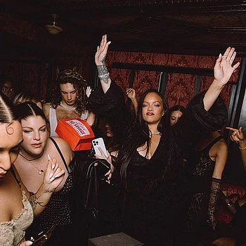 Рианна устроила грандиозную вечеринку в Париже, празднуя свою коллекцию Love So Savage на Неделе моды