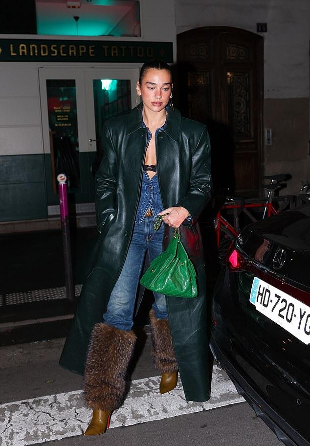 Дуа Липа выглядела потрясающе, демонстрируя свой бюстгальтер во время свидания с женихом Каллумом Тернером в Париже в четверг