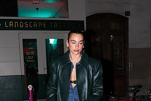 Дуа Липа выглядела потрясающе, демонстрируя свой бюстгальтер во время свидания с женихом Каллумом Тернером в Париже в четверг