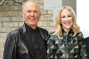 Майкл Китон скорбит по своей «истинной подруге» и коллеге по «Битлджусу» Кэтрин О’Хара