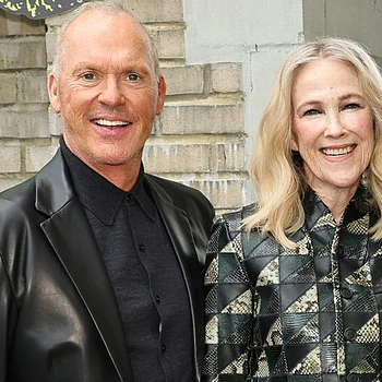 Майкл Китон скорбит по своей «истинной подруге» и коллеге по «Битлджусу» Кэтрин О’Хара