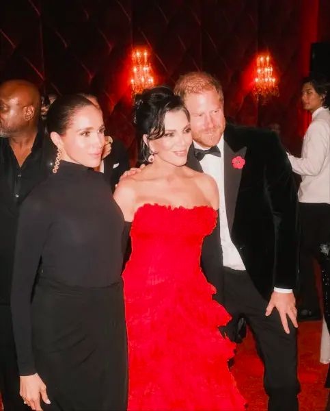 Ким Кардашьян рассказала, почему принц Гарри и Меган Маркл потребовали удалить их совместные фото с вечеринки