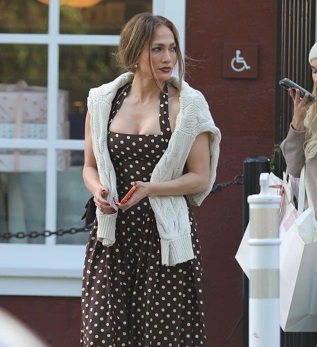 От «Дженни из Бронкса» до голливудской дивы: странные требования и истерики Дженнифер Лопес обсуждают в сети