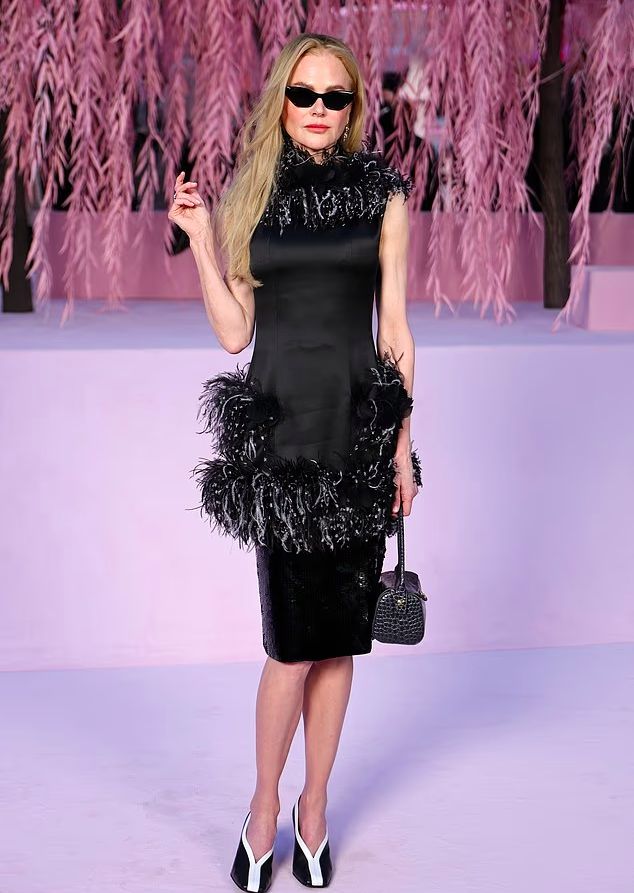 Николь Кидман и её парик на Неделе моды в Париже