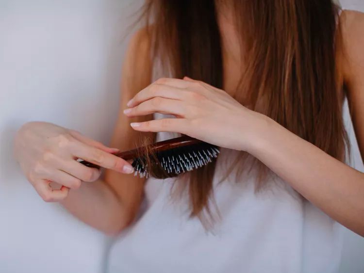 Как правильно чистить расчёски?