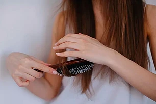 Как правильно чистить расчёски?