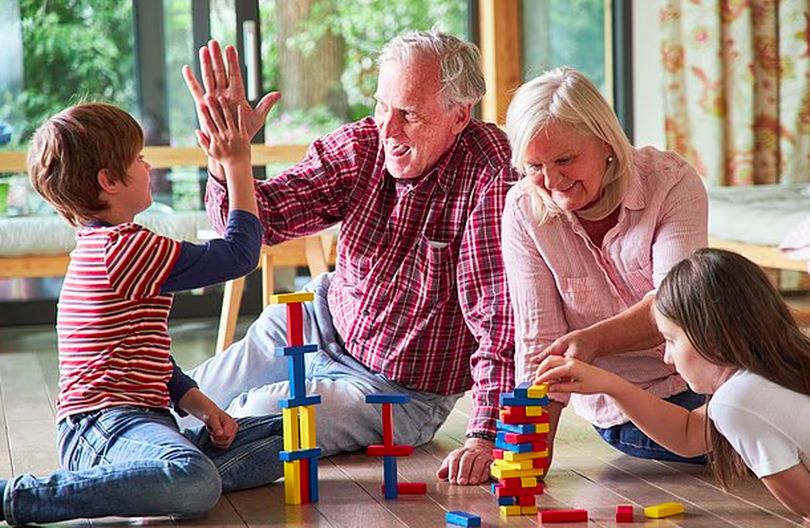 Когда помощь превращается в бремя: почему постоянный уход за внуками может быть опасен для здоровья бабушек