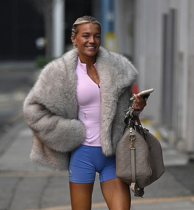 Молли Смит продемонстрировала свой бронзовый загар по пути в спортзал