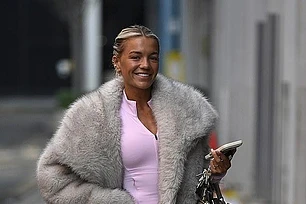 Молли Смит продемонстрировала свой бронзовый загар по пути в спортзал