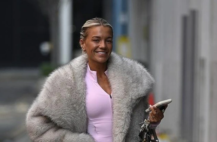 Молли Смит продемонстрировала свой бронзовый загар по пути в спортзал