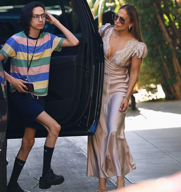 Дженнифер Лопес излучала непринужденное очарование на прогулке с сыном Максом в Беверли-Хиллз