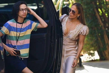 Дженнифер Лопес излучала непринужденное очарование на прогулке с сыном Максом в Беверли-Хиллз