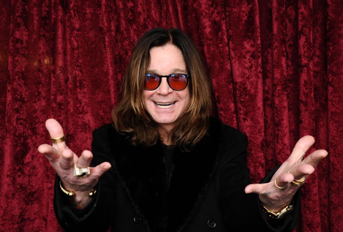 Келли и Джек Осборн поддержали свою маму Шэрон на вечеринке Клайва Дэвиса перед «Грэмми», за день до того, как церемония награждения отдаст дань уважения Оззи Осборну