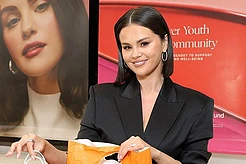 Селена Гомес показала ноги в мини-платье-блейзере черного цвета на запуске своих продуктов Rare Beauty в Ulta в выходные