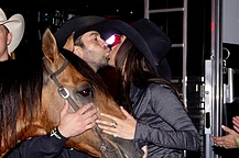 Отношения Беллы Хадид и ковбоя Адана Баньюэлоса, полные взлетов и падений, возможно, возобновились. Но, по данным источников, различия в образе жизни становятся препятствием для этого романа