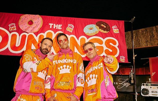 Бен Аффлек выпустил очередную рекламу Dunkin’ Donuts для Супербоула, на этот раз вместе с легендами ТВ 90-х