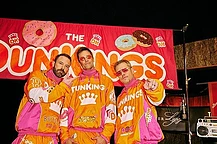 Бен Аффлек выпустил очередную рекламу Dunkin’ Donuts для Супербоула, на этот раз вместе с легендами ТВ 90-х